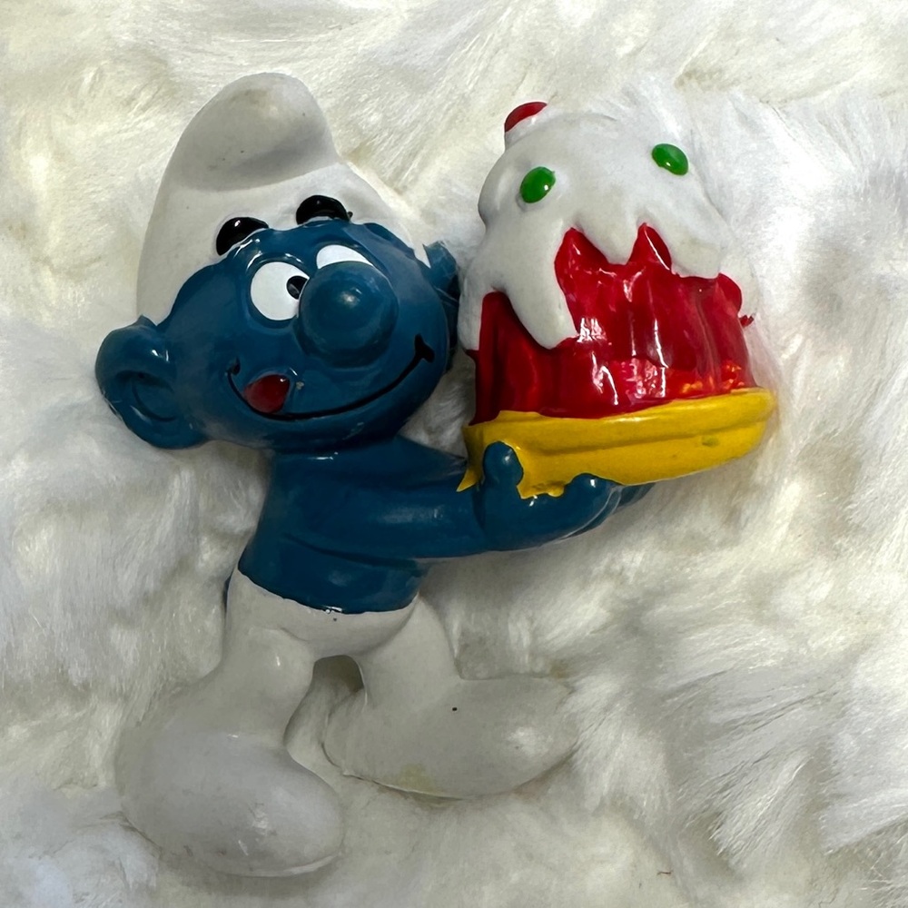 Vintage 1978 Smurf Holding Red Cake #20100